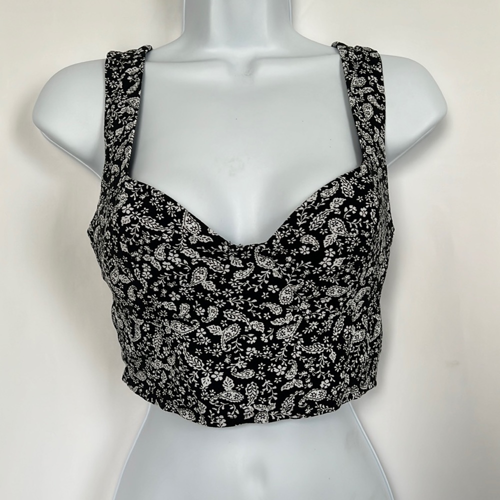 💥💥Kendall & Kylie Small Black/White Floral Crop Top